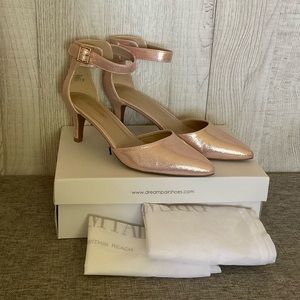 Dream Pairs Low Pointed Low Heel Pump Shoes. Size 10 Champagne
